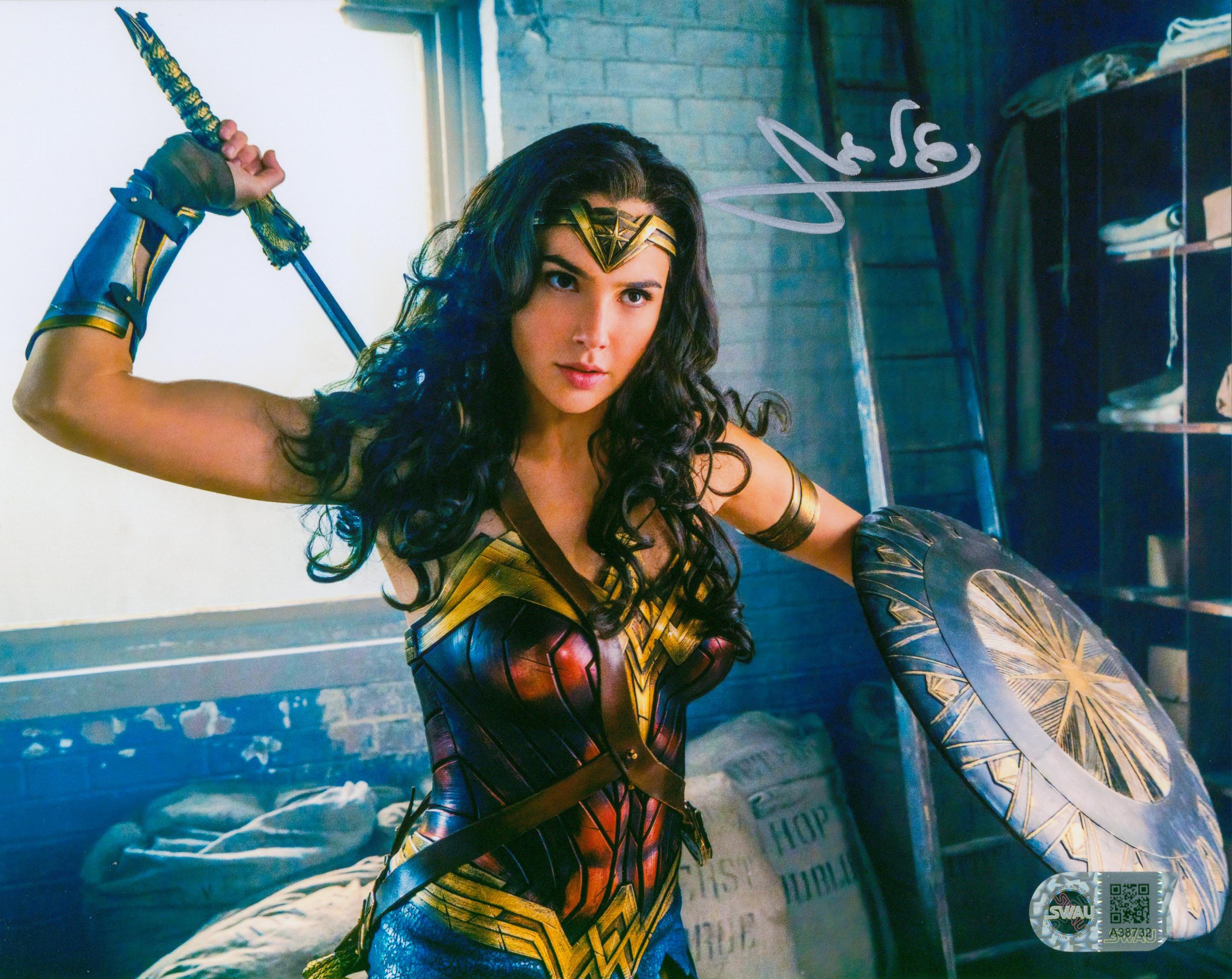 Gal Gadot Signed 8x10 Photo - SWAU Authenticated